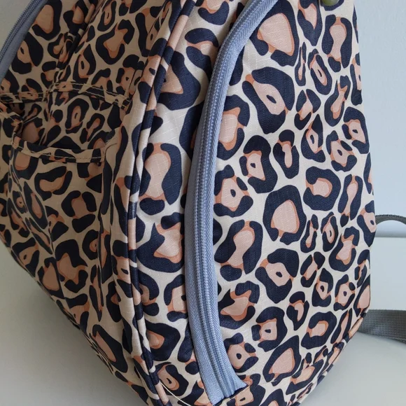 🌿LEOPARD PRINT BACKPACK🌿 - Picture 4 of 14